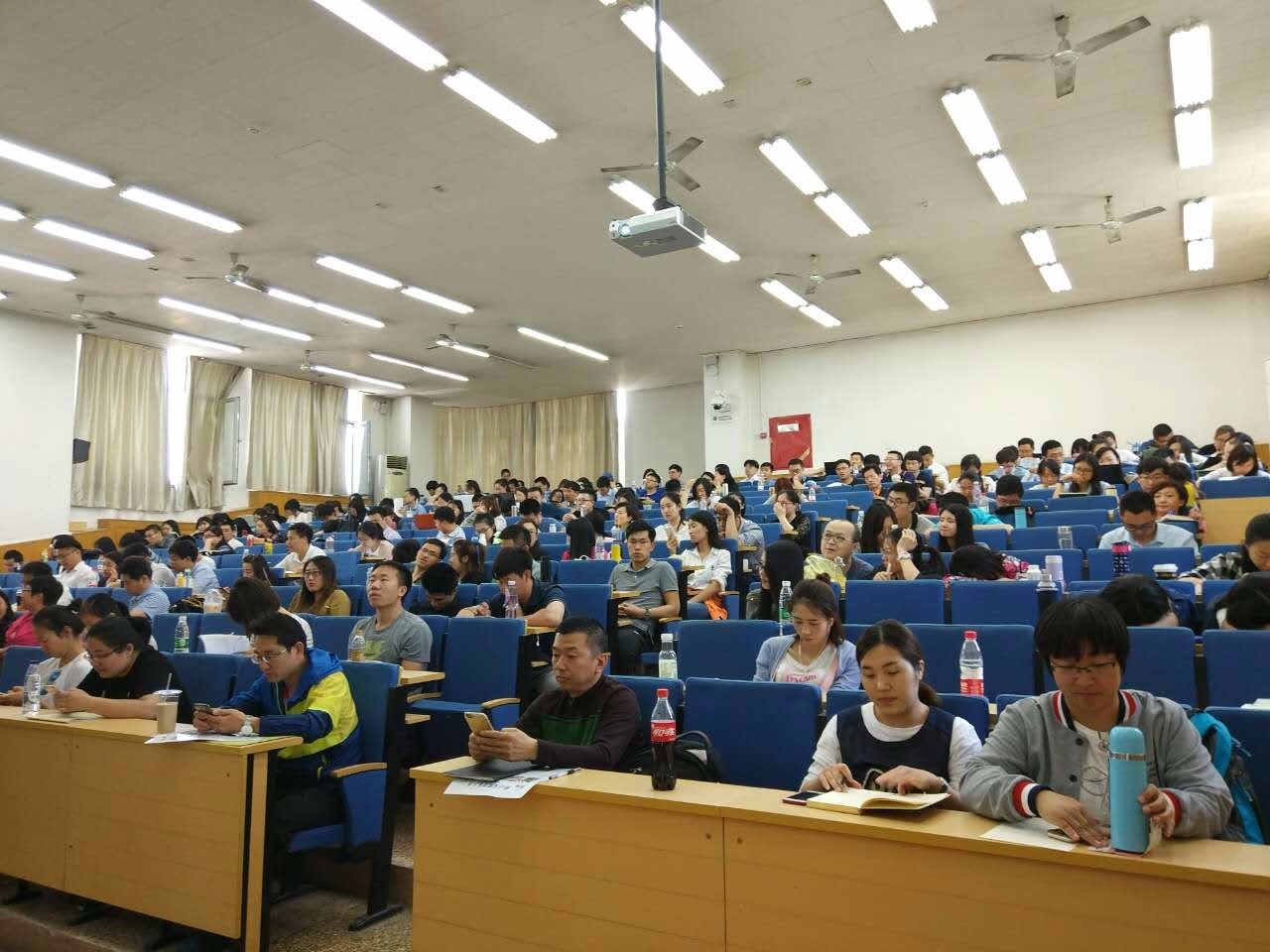 对外经济贸易大学上课图集