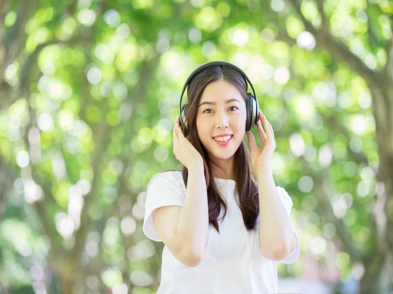 摄图网_500642518_头戴耳机听音乐的少女（企业商用）.jpg