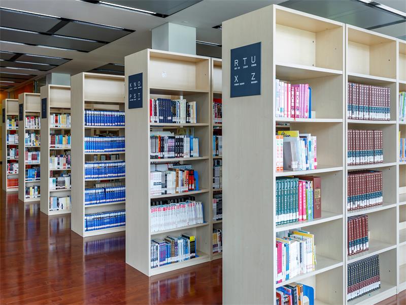 摄图网_500583444_宽敞明亮的图书馆阅览室（企业商用）.jpg
