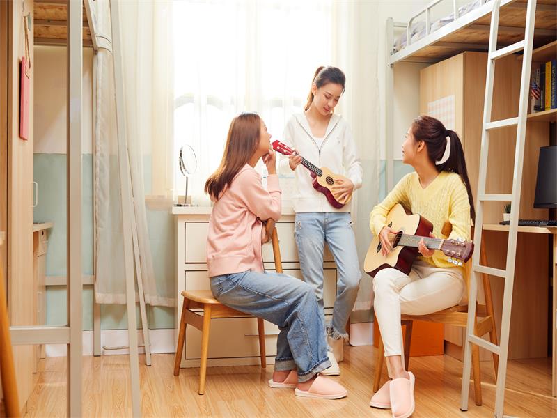 摄图网_501687968_女学生宿舍弹吉他唱歌（企业商用）.jpg