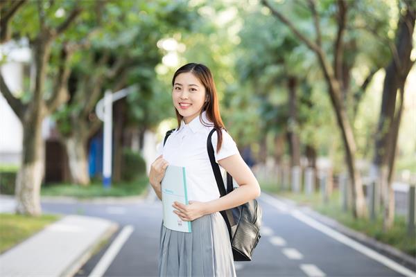 摄图网_500702808_大学校园林荫道上的同学（企业商用）.jpg